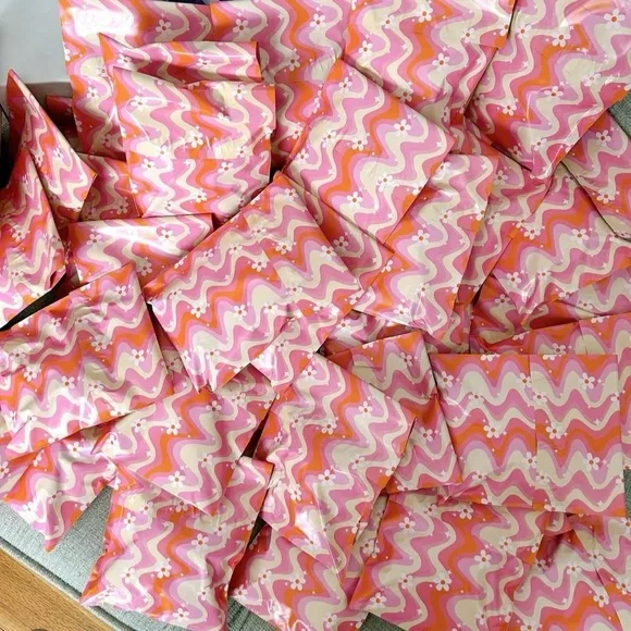 Wavy Daisy Poly Mailers 12x15.5 Pack of 25 - Picture 4 of 5